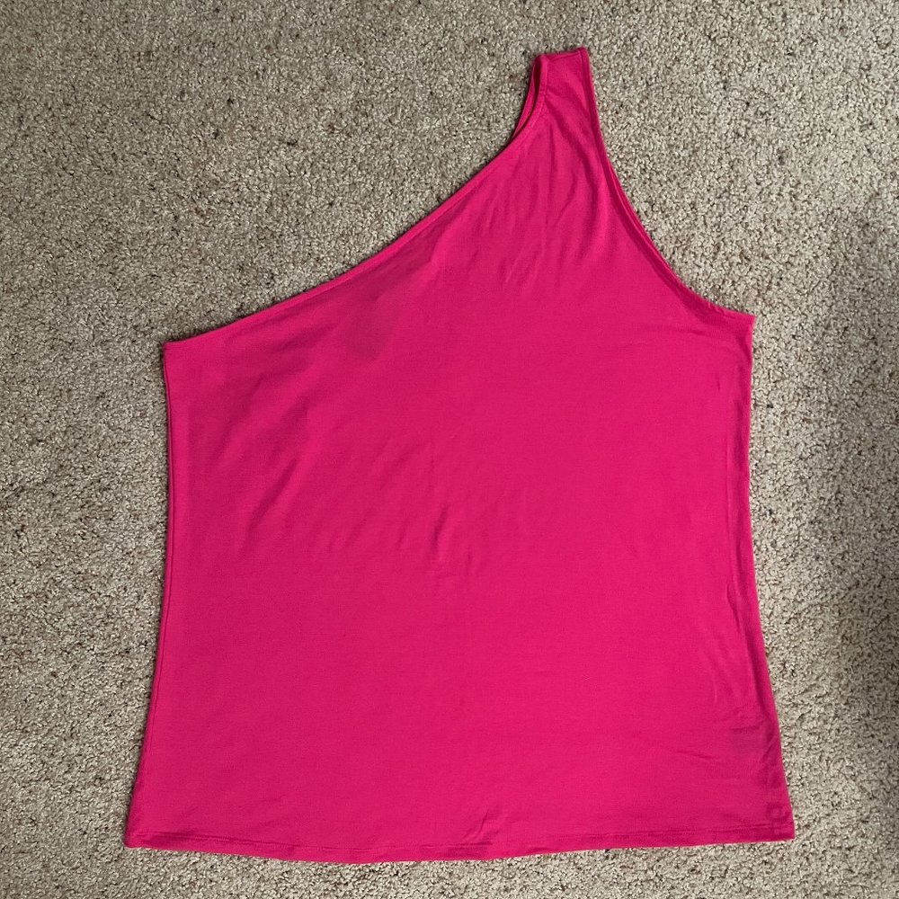 Barbie vibes 💅 NWT Torrid one-shoulder tank